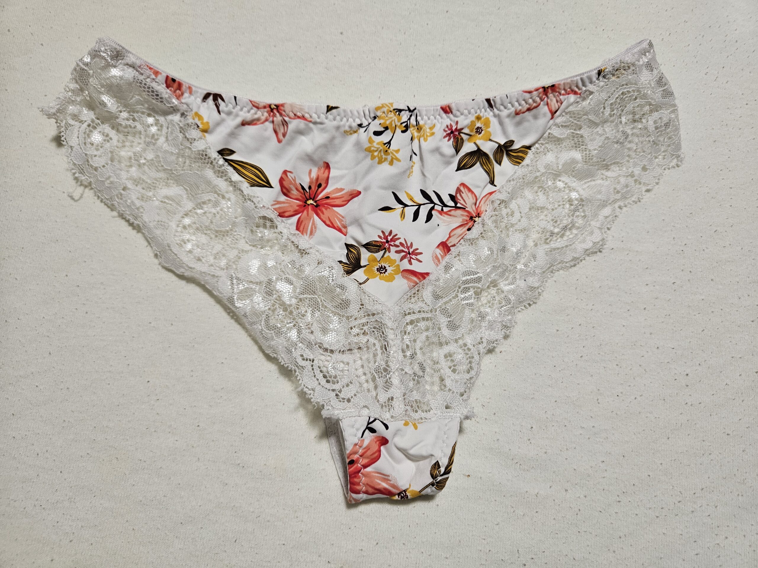 Mooi bloemetjes slipje van zwangere vrouw - Afbeelding 2