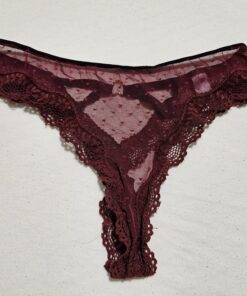 Sexy donker rode string van zwangere vrouw