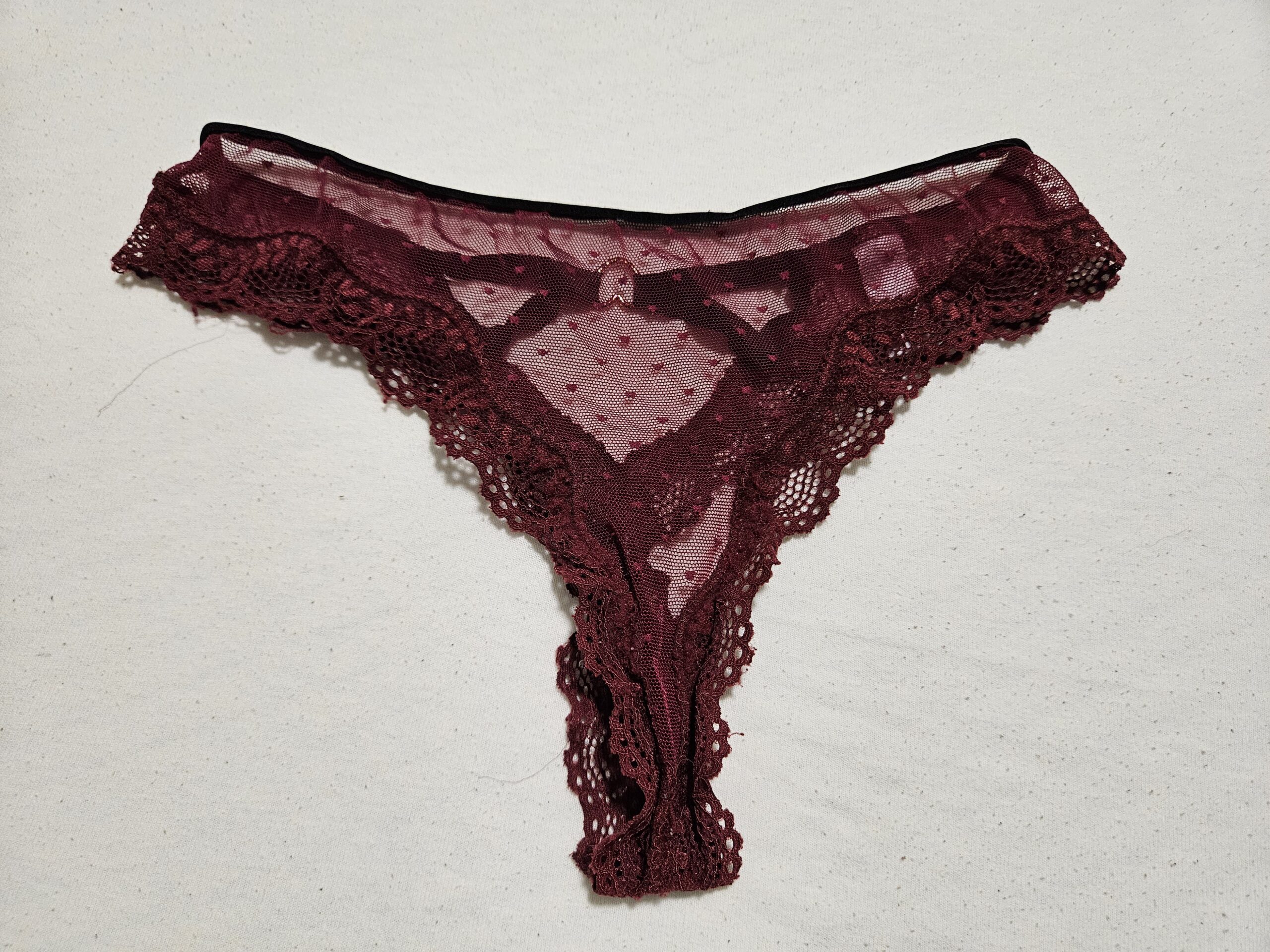 Sexy donker rode string van zwangere vrouw