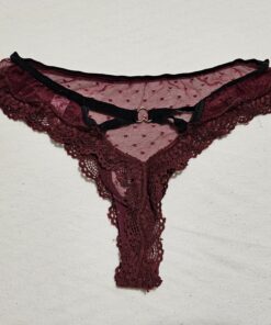 Alternative view of Sexy donker rode string van zwangere vrouw