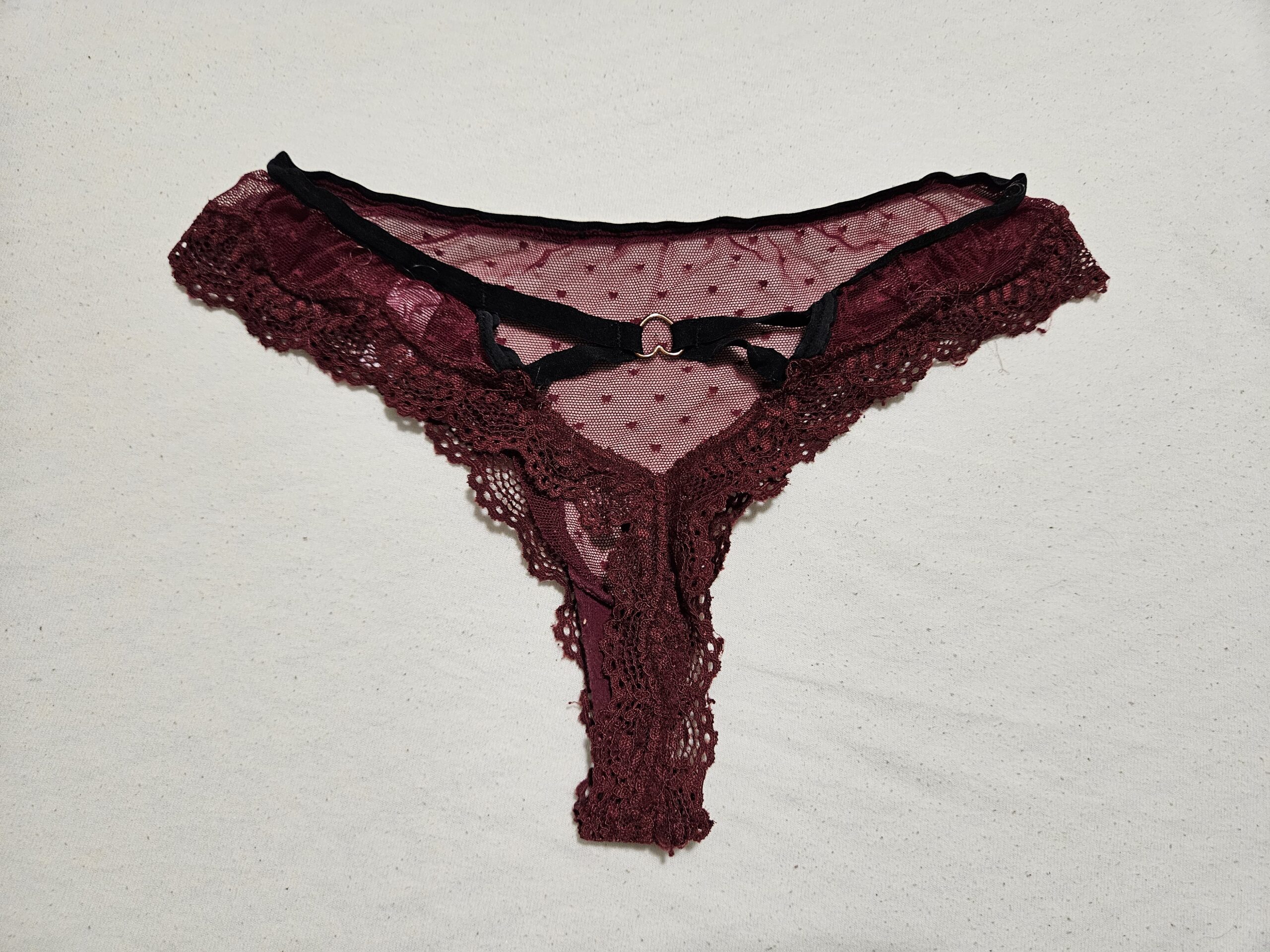 Sexy donker rode string van zwangere vrouw - Afbeelding 2