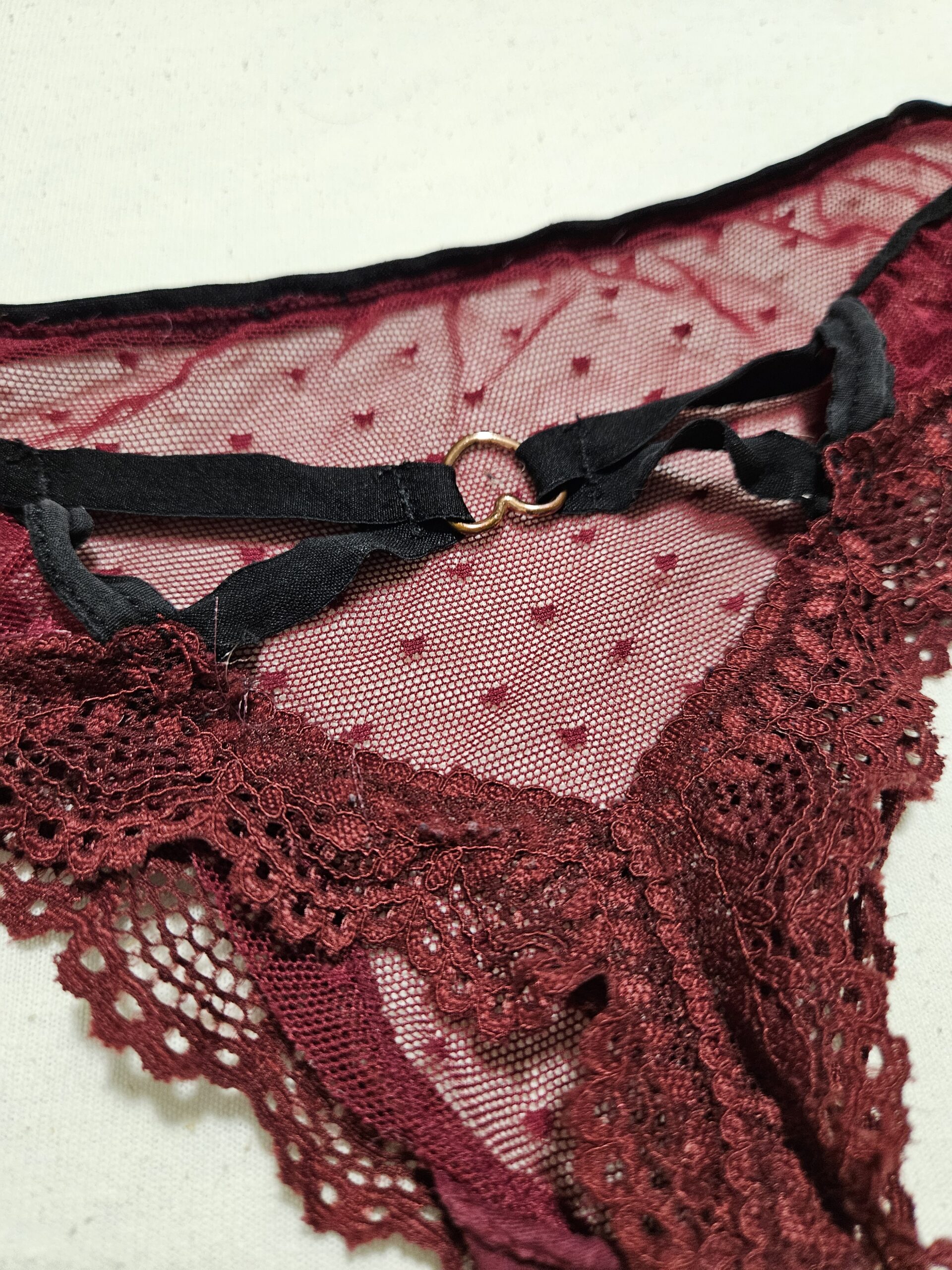 Sexy donker rode string van zwangere vrouw - Afbeelding 3