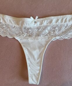 Witte string met kanten band