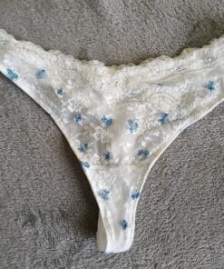 Witte string met blauwe bloemetjes